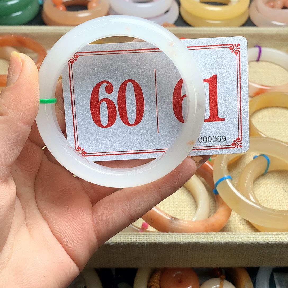 未镶嵌石英质玉（黄龙玉）手镯