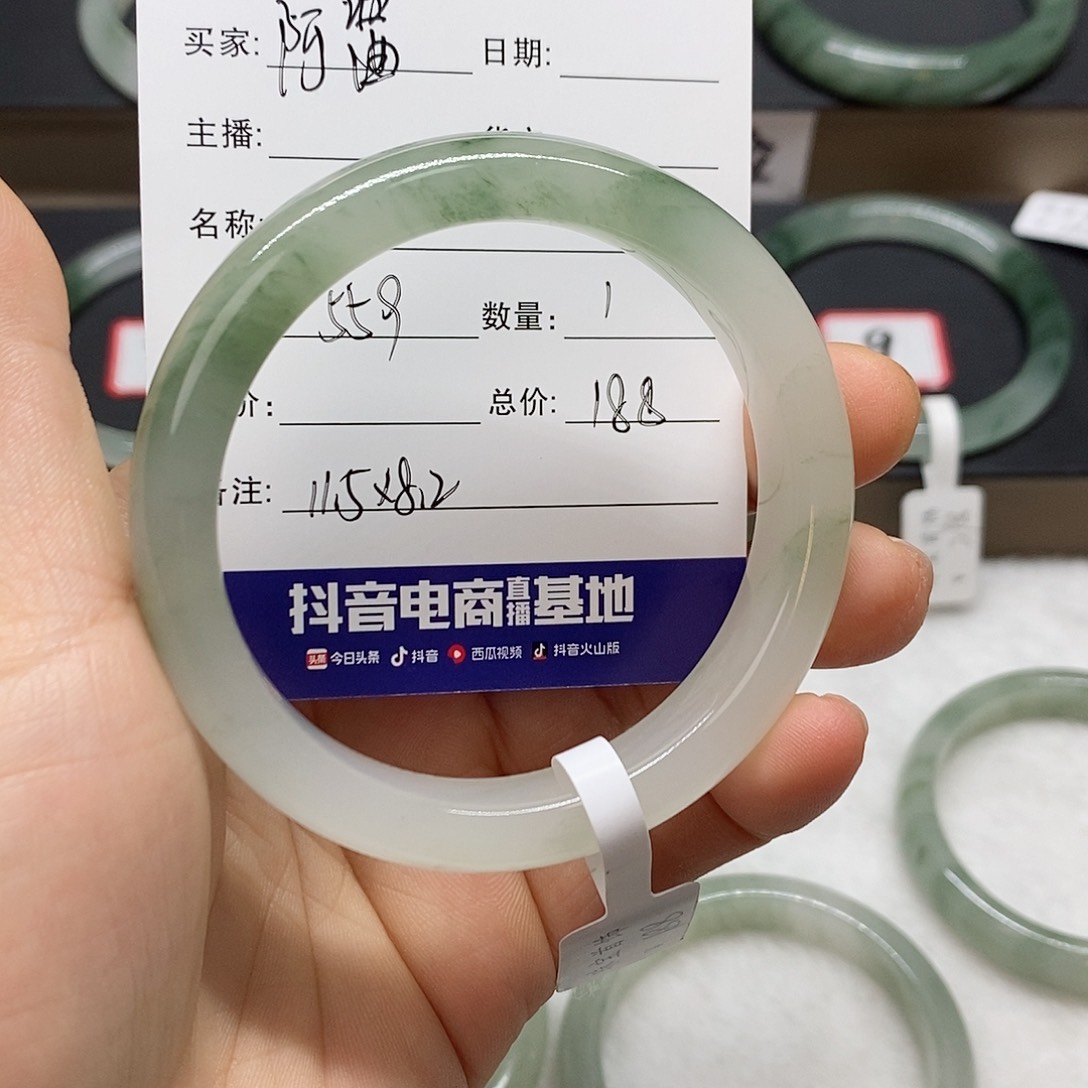 石英质玉手镯未镶嵌阿*?