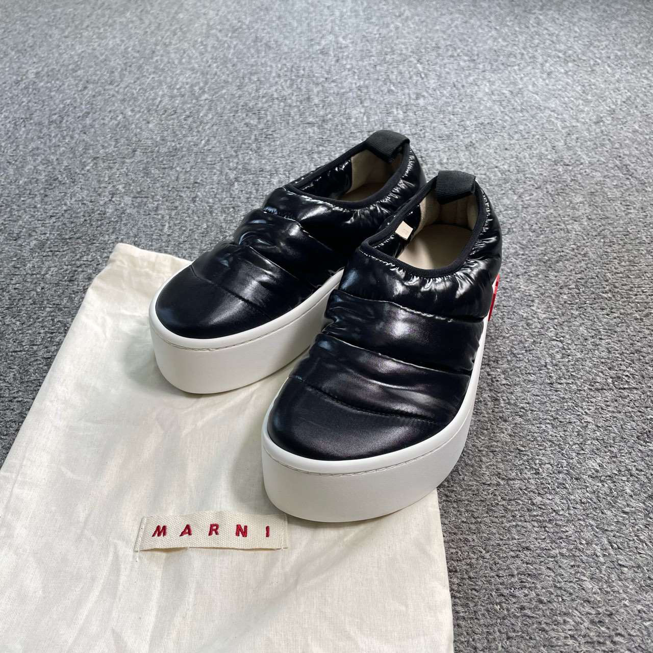 95新 MARNI 黑色亮面后跟字母厚底棉鞋 39码/98新/防尘袋