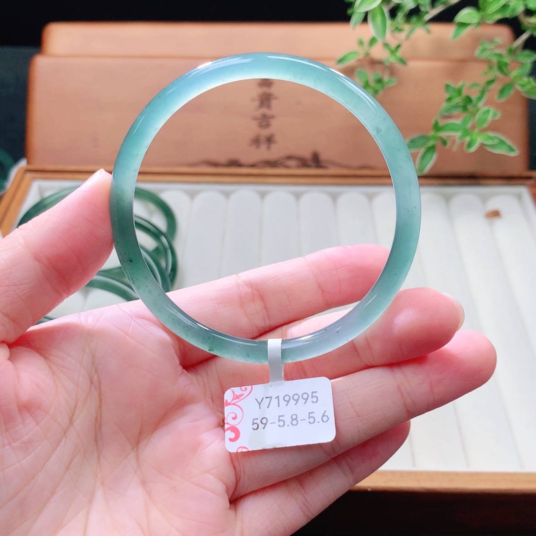 未镶嵌手镯（圆镯）翡翠