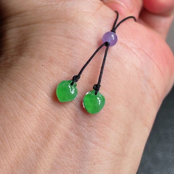 天然缅甸A货翡翠阳绿桃子一对，6.6-5.9-2.8