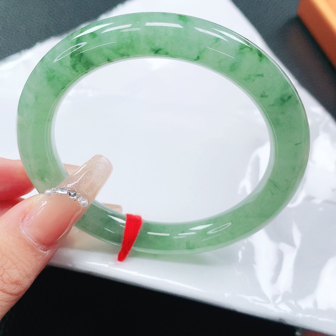 翡翠手镯未镶嵌55圈