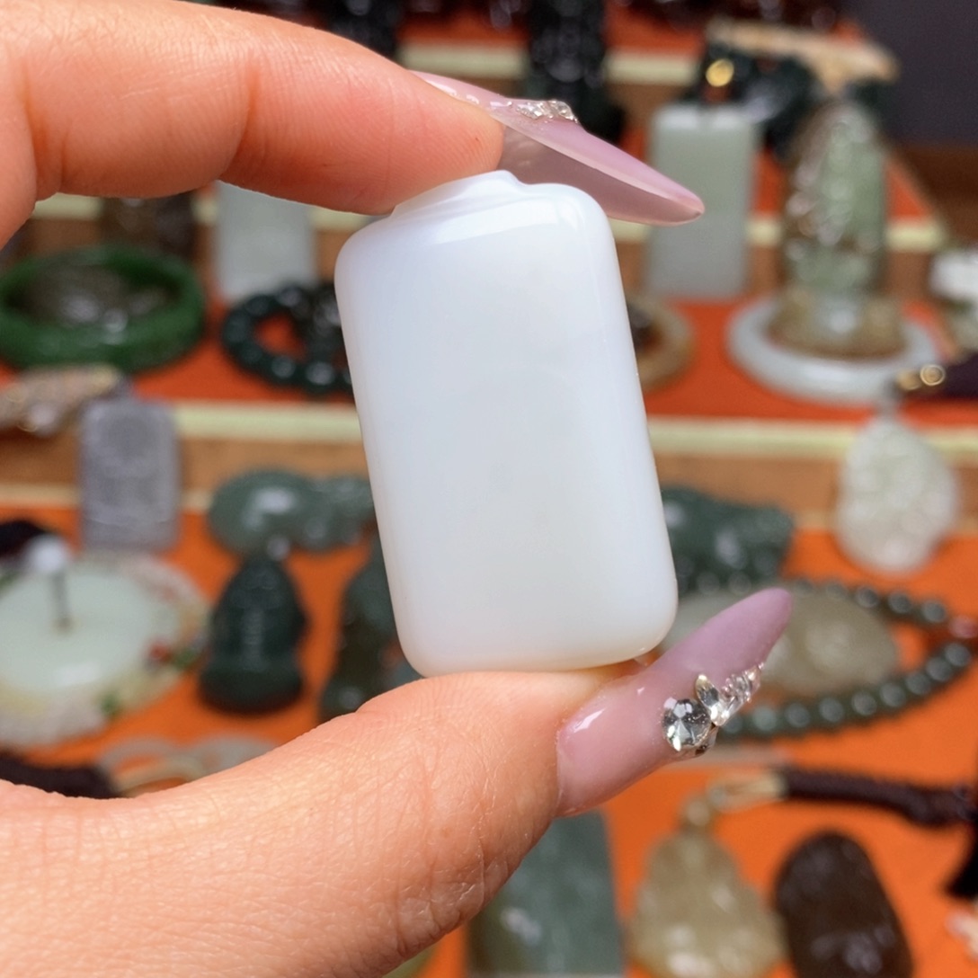 和田玉颈饰未镶嵌林**?