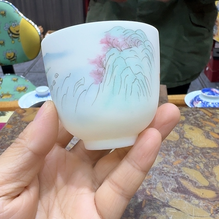 手绘杯一个，瓷。。。品茗