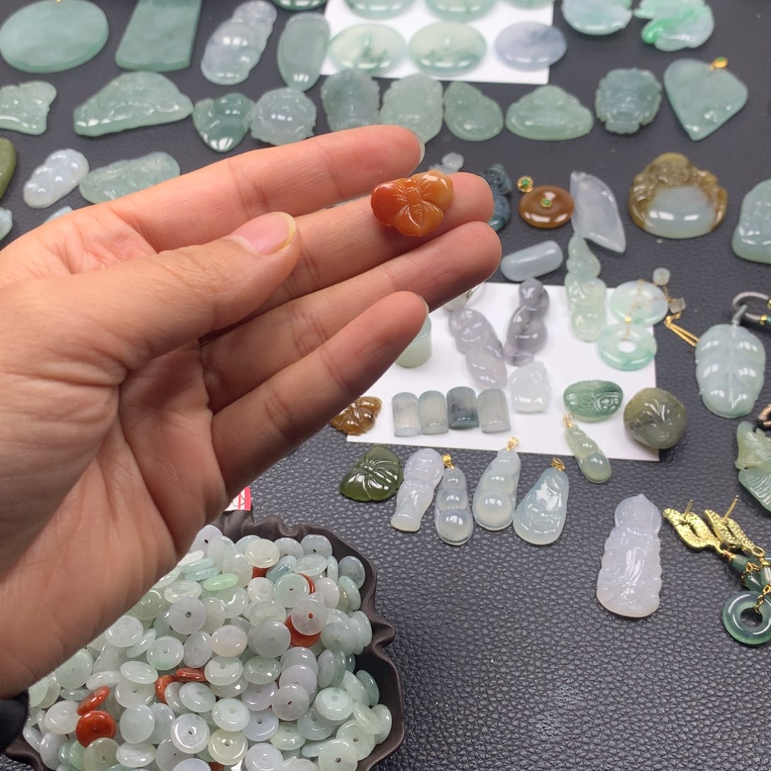 翡翠颈饰未镶嵌蝴蝶