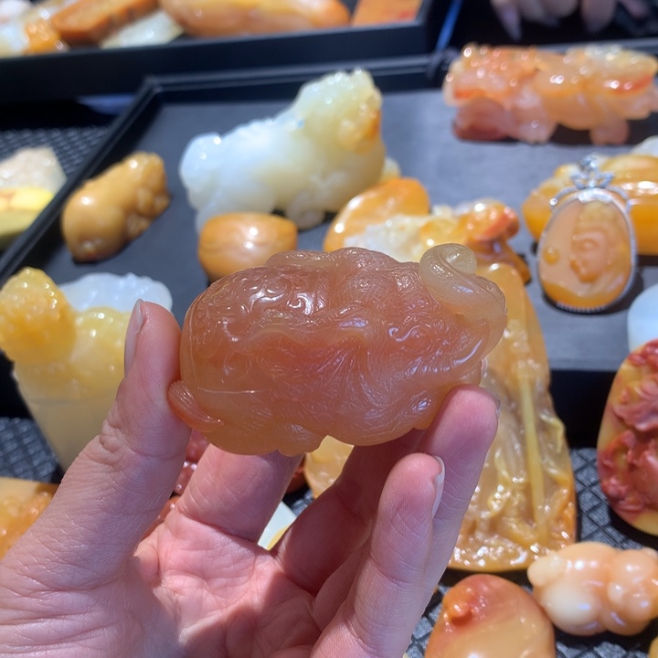 石英质玉（黄龙玉）未镶嵌颈饰