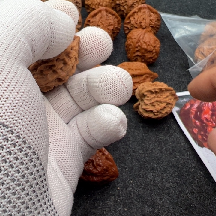 文玩核桃吊坠野生红马蹄205