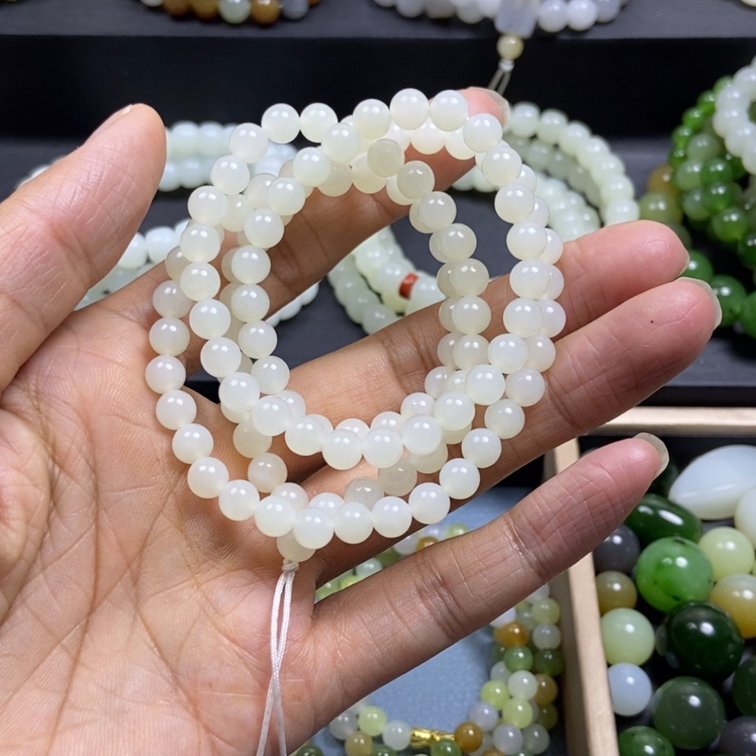 日***辉和田玉未镶嵌颈饰