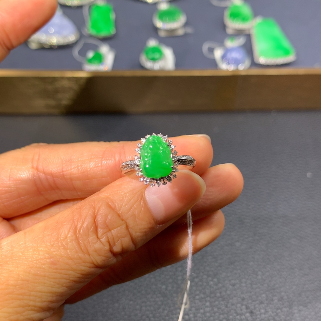 翡翠戒指18K金镶嵌翡翠