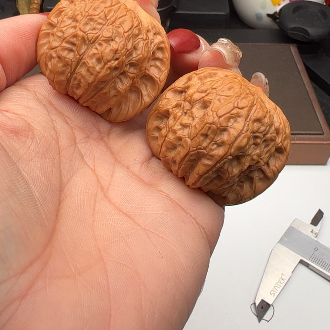 文玩核桃吊坠滢血麒麟40