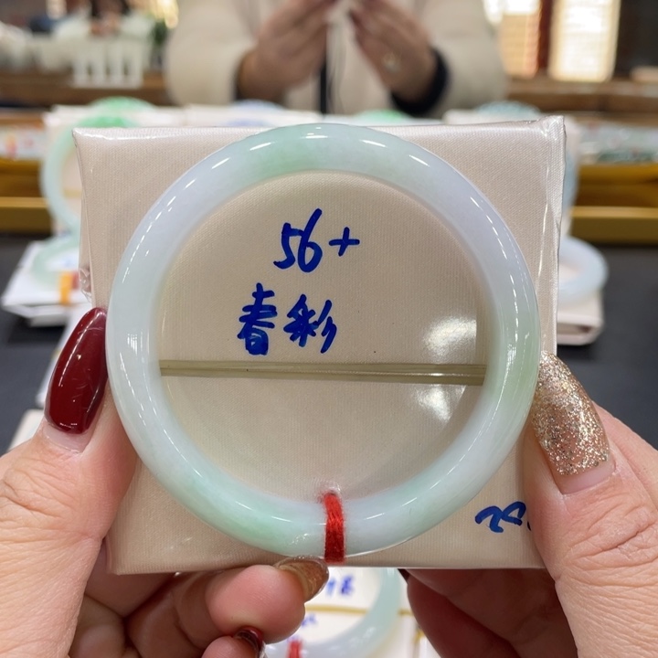 翡翠手镯未镶嵌翡翠