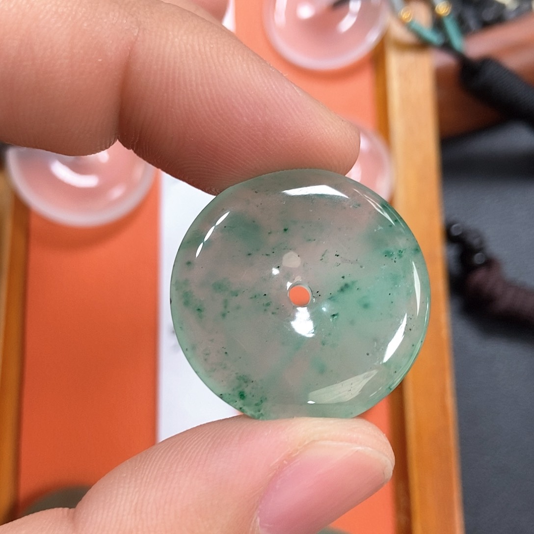 石英质玉颈饰未镶嵌平安扣