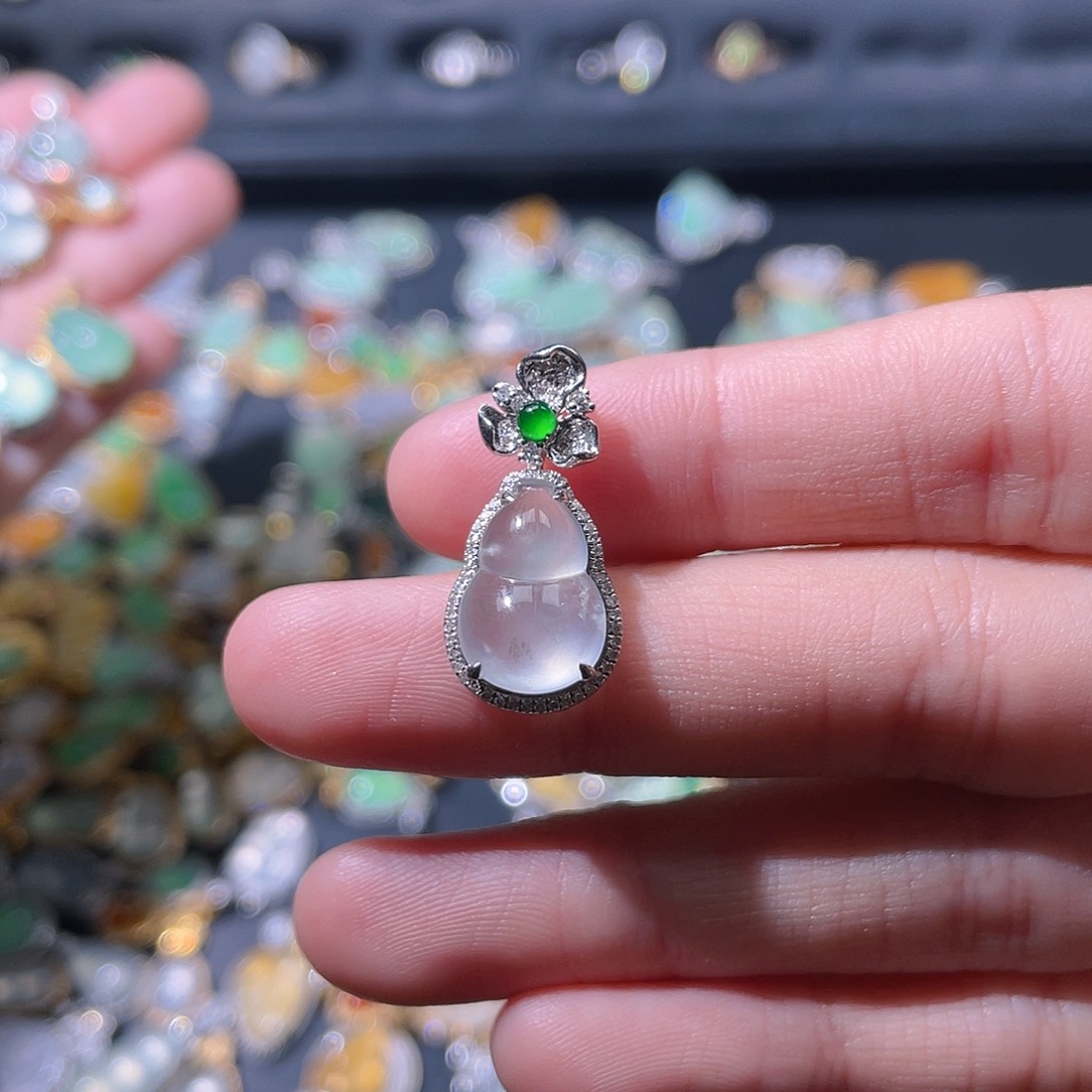 翡翠颈饰18K金镶嵌人***贝吊坠