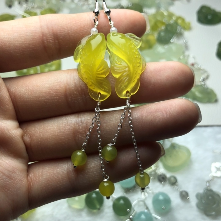 蛇纹石玉耳饰合金