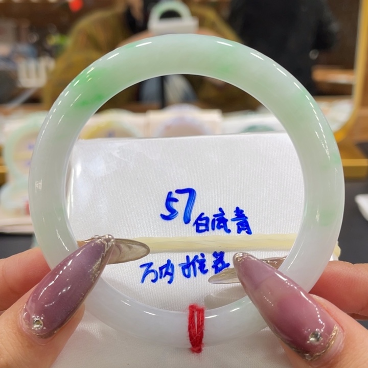翡翠手镯未镶嵌翡翠