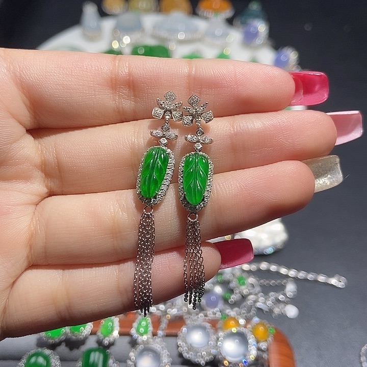 颈饰18K金镶嵌翡翠