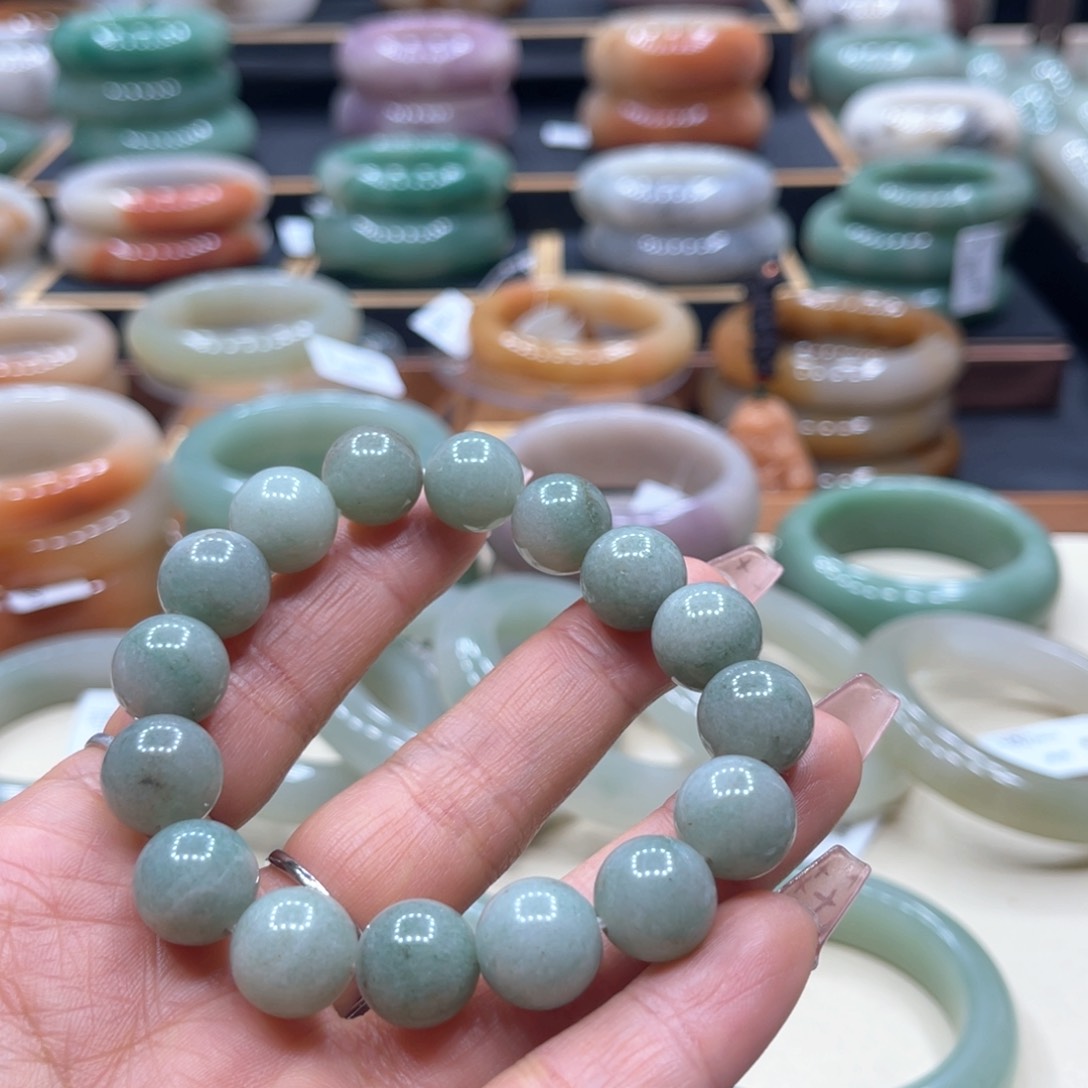 石英质玉手镯未镶嵌小**姐