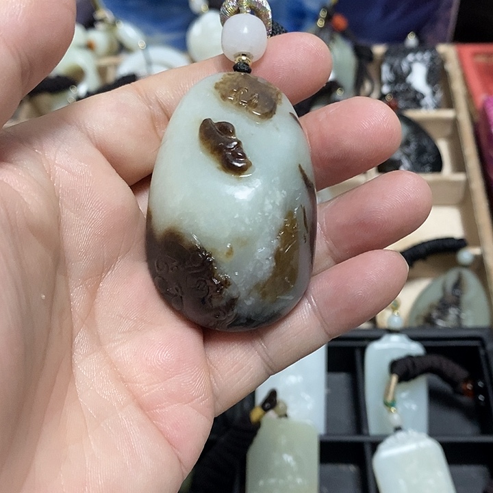 行***空和田玉未镶嵌颈饰