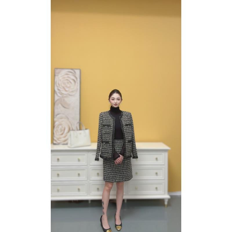 剀剀莉（首尔假日）秋季上新黑灰色轻奢定制时尚气质圆领小香风套装