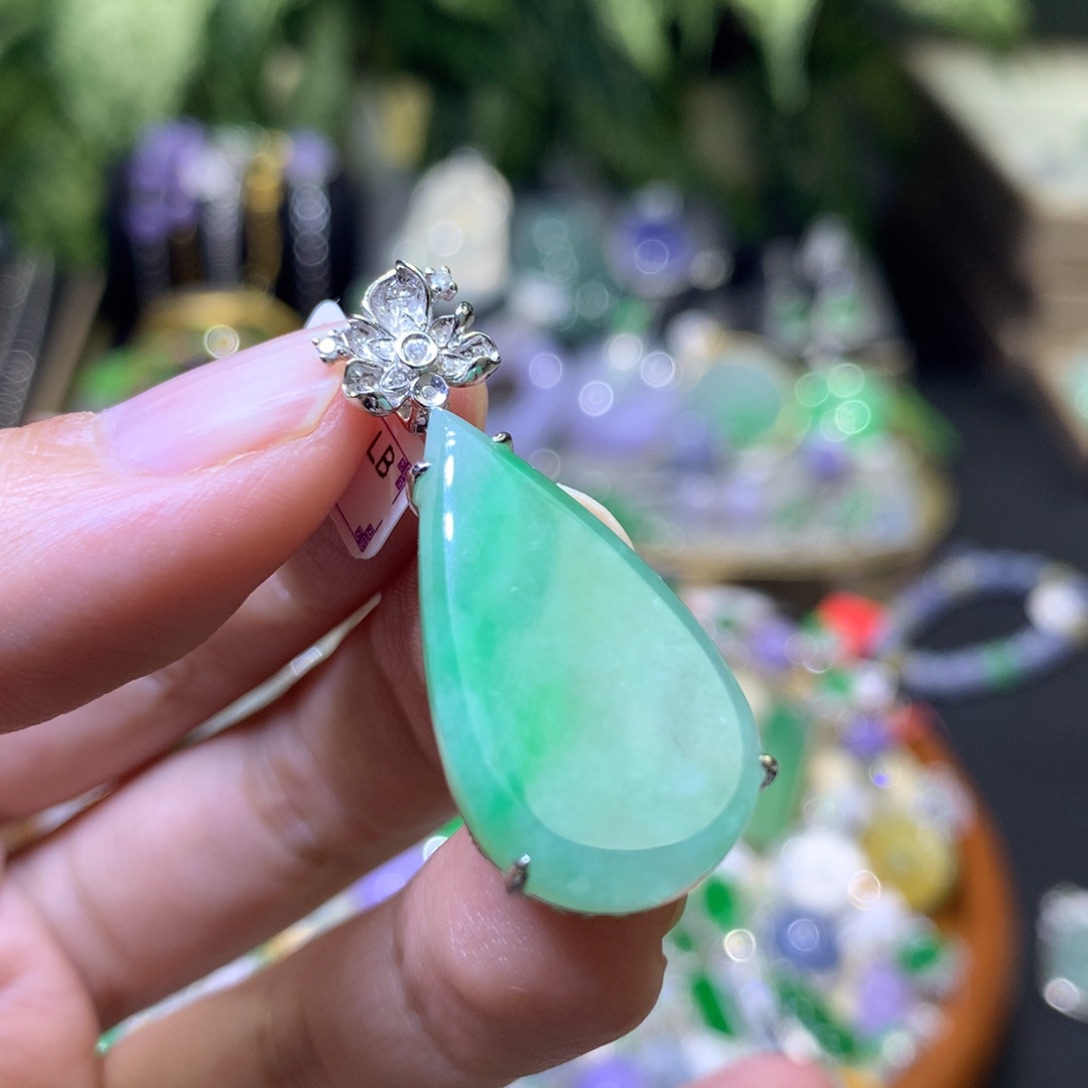 颈饰18K金镶嵌翡翠