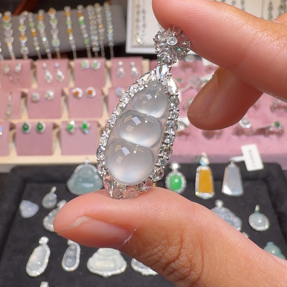 翡翠18K金镶嵌颈饰纯天然缅甸翡翠A货福豆