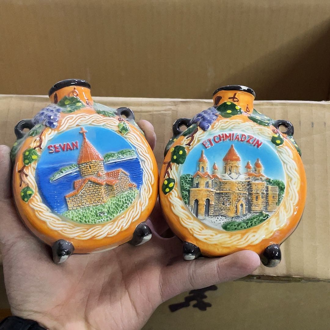 摆件   磕碰。封釉。