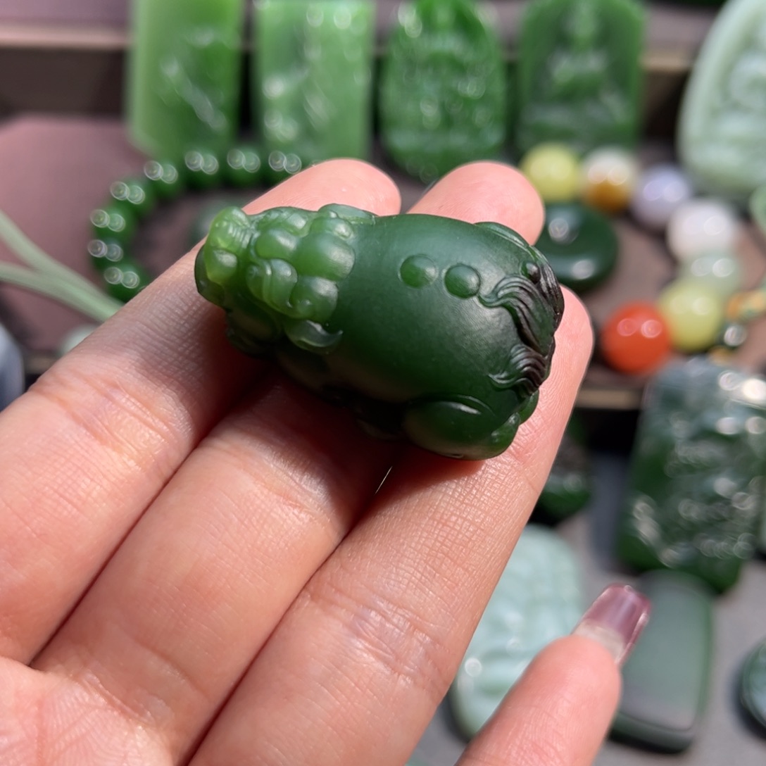 和田玉颈饰未镶嵌粤*菠菜绿红皮貔貅定制