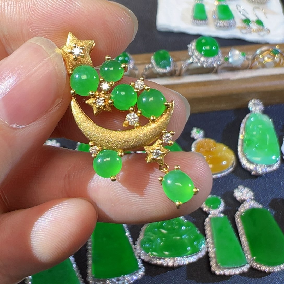 翡翠18K金镶嵌颈饰