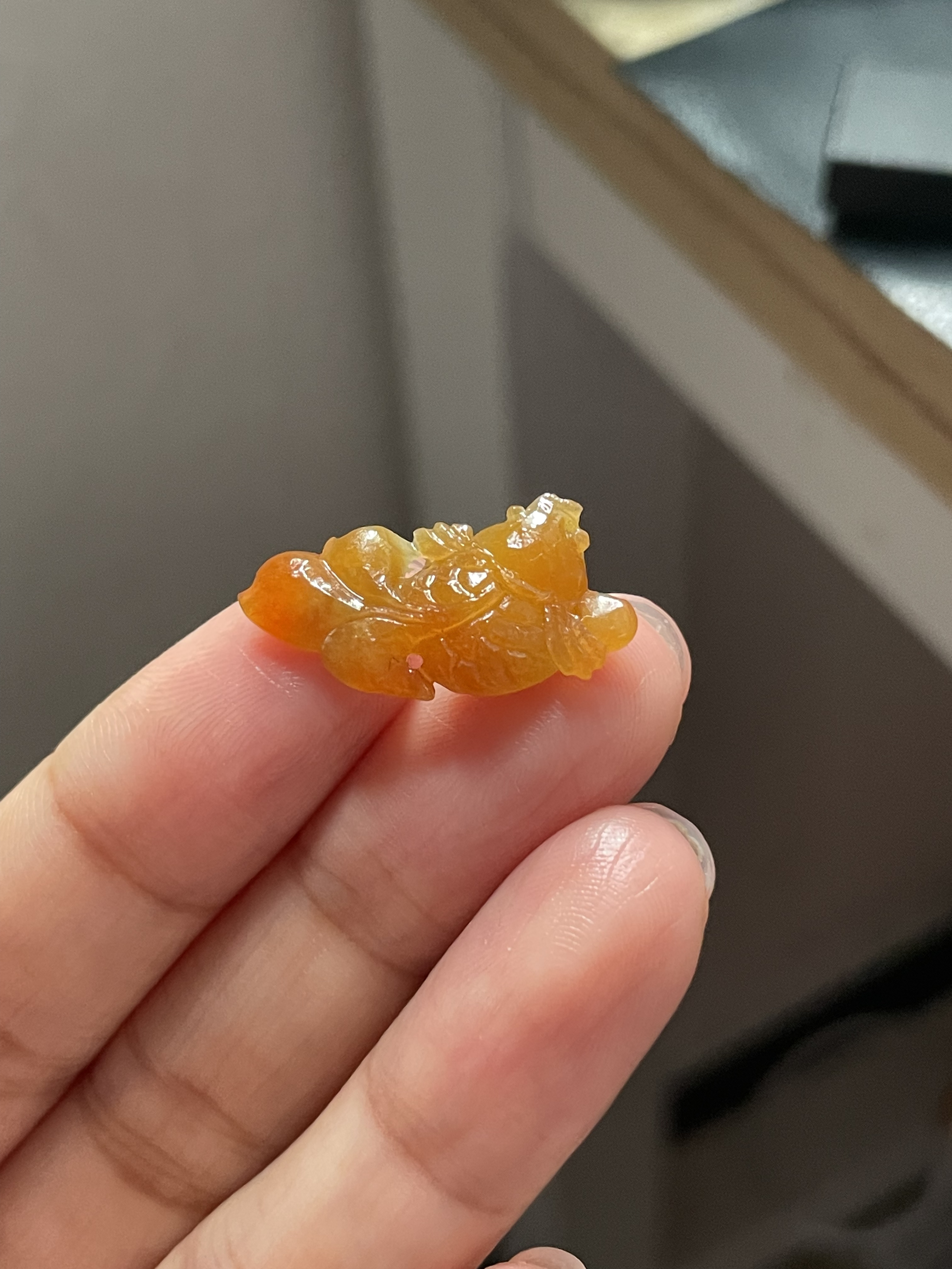 天然翡翠毛货自然光实拍黄翡俏色金鱼可吊坠玉横佩戴