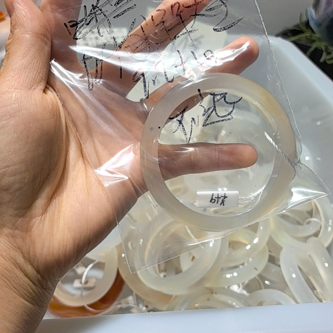 叫***王玛瑙/玉髓未镶嵌手镯