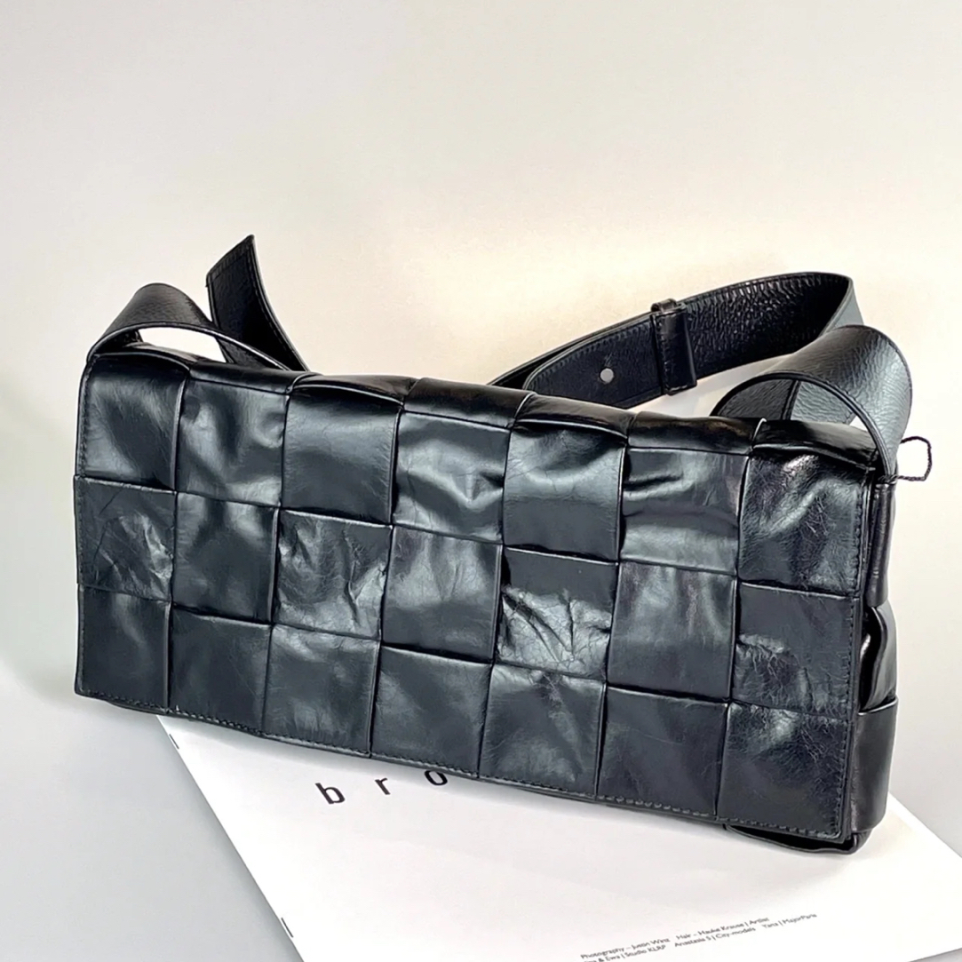 99新 BOTTEGA VENETA/葆蝶家 林纳奢品丨Cassette枕头包黑色