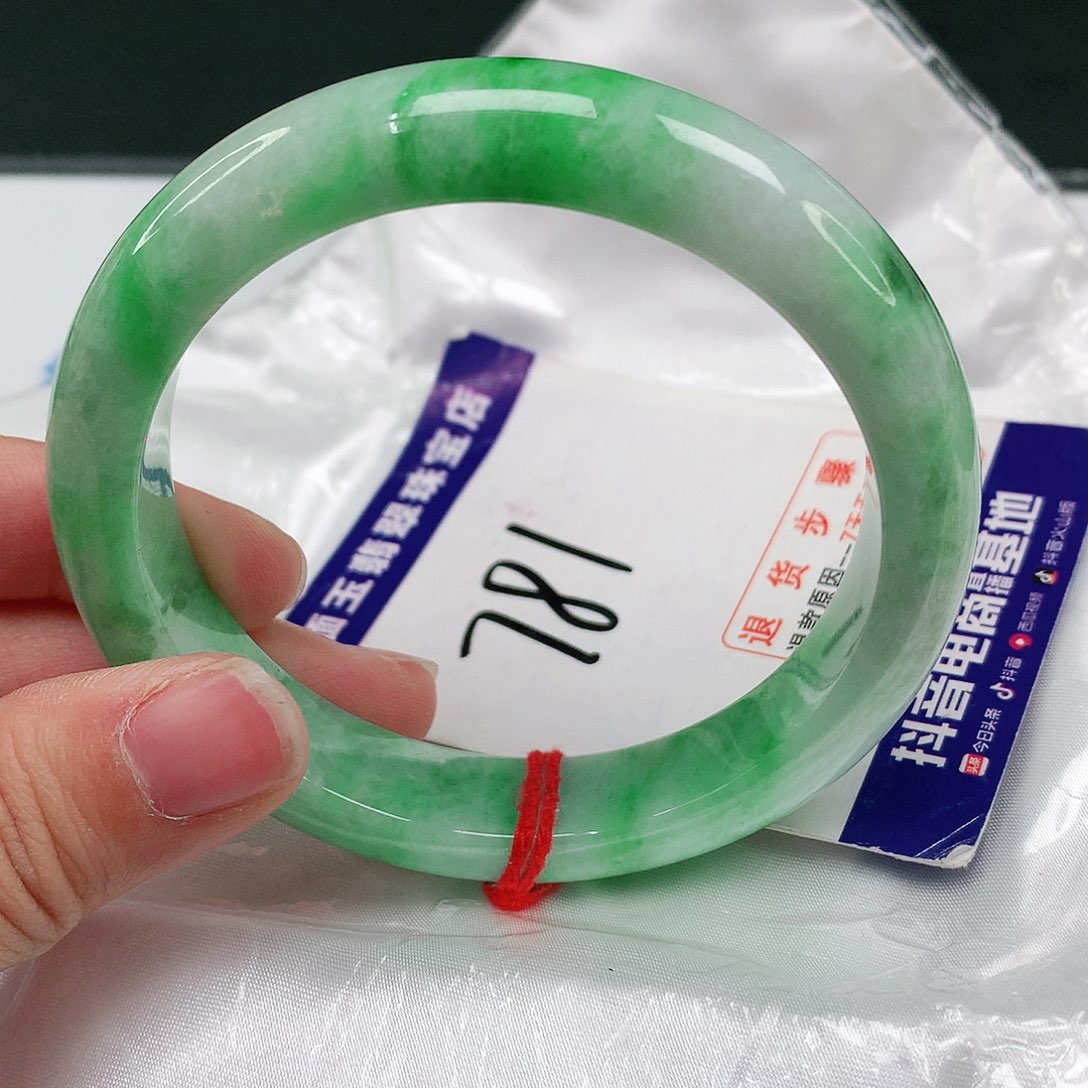 翡翠手镯未镶嵌翡翠