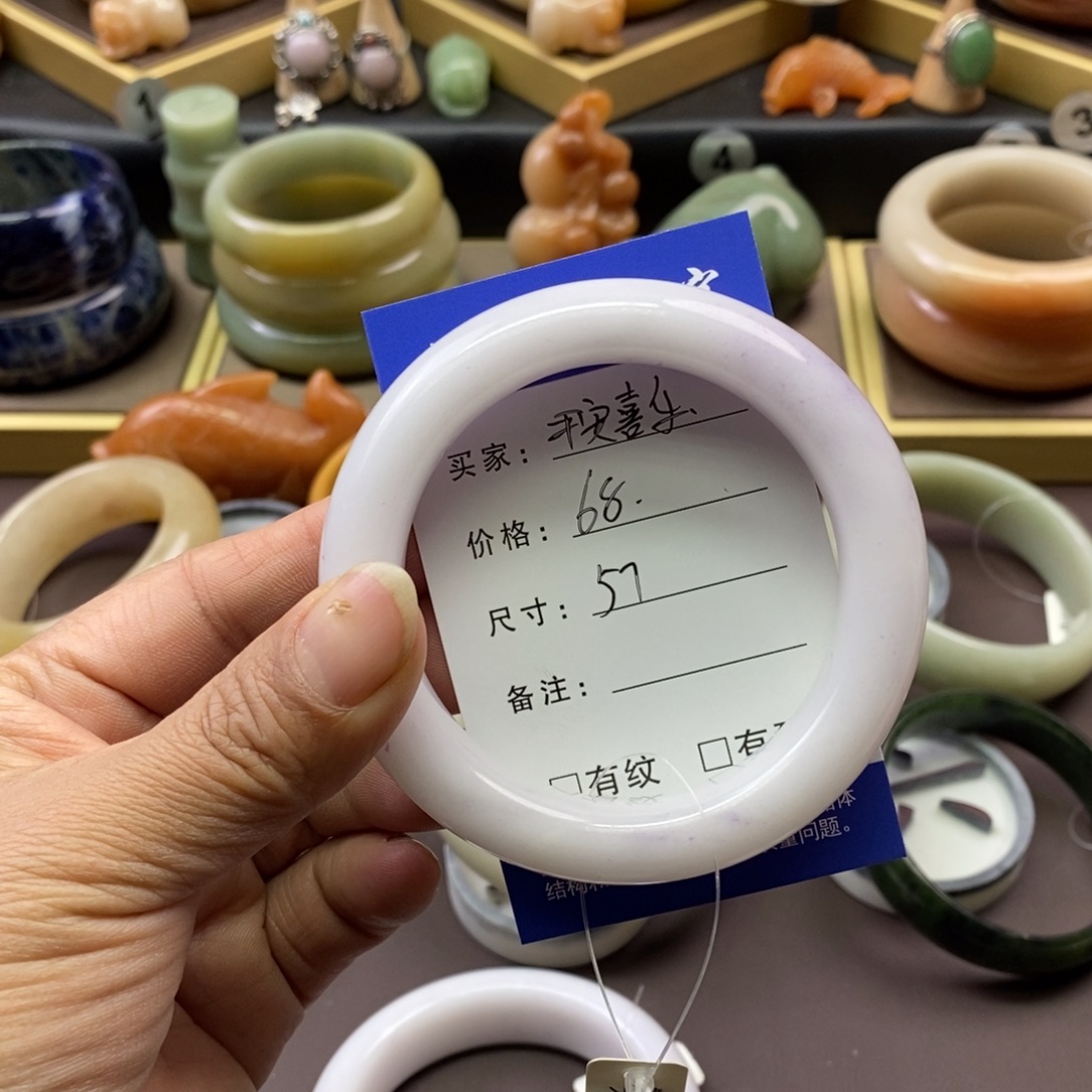 ╭***╮石英质玉未镶嵌手镯