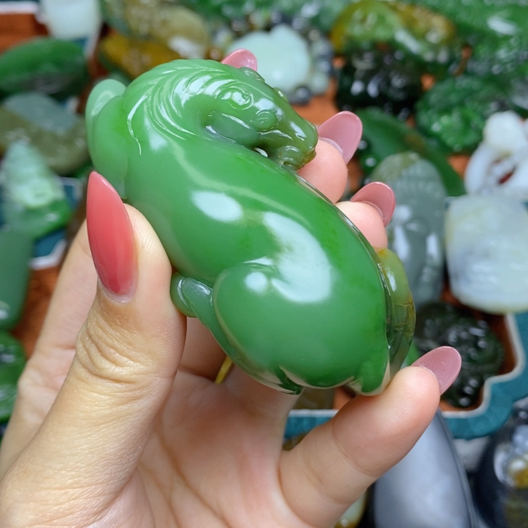 高***山和田玉未镶嵌颈饰