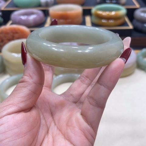 未镶嵌手镯石英质玉