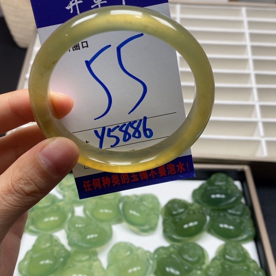 蛇纹石玉手镯未镶嵌