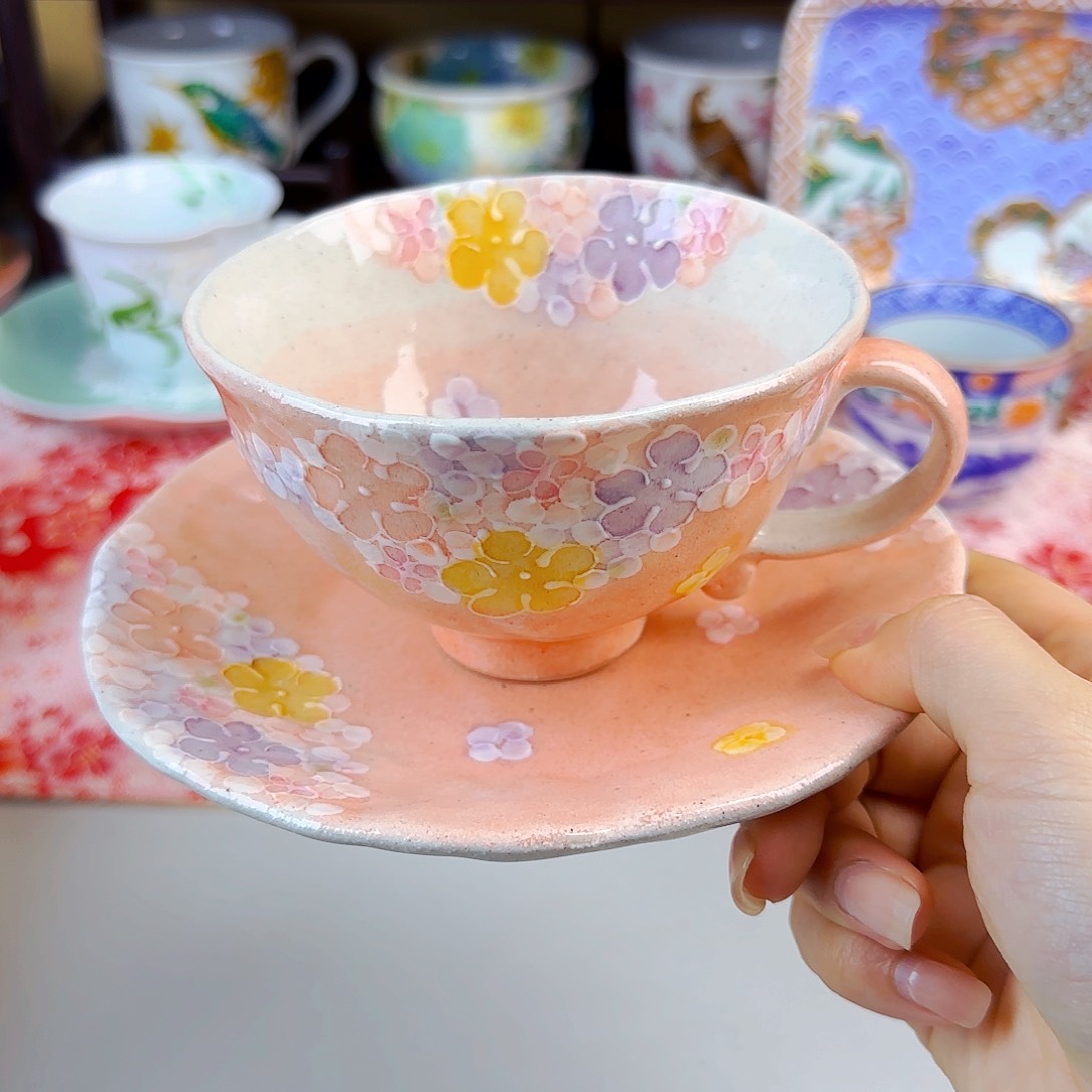 他家茶具瓷器真美！
