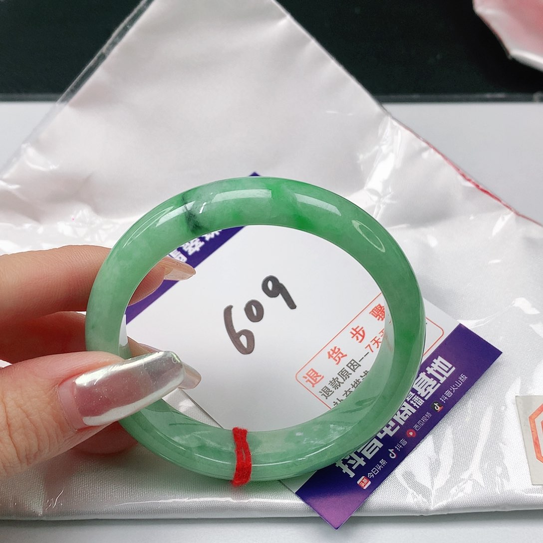 翡翠手镯未镶嵌翡翠手镯