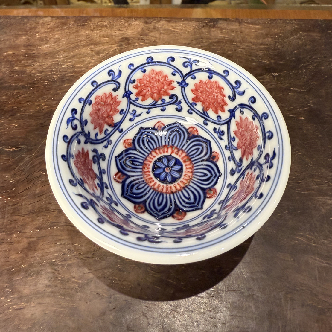 青花釉里红双勾满绘压手杯