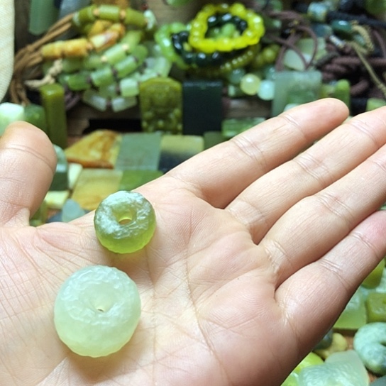 未镶嵌岫玉吊涳*