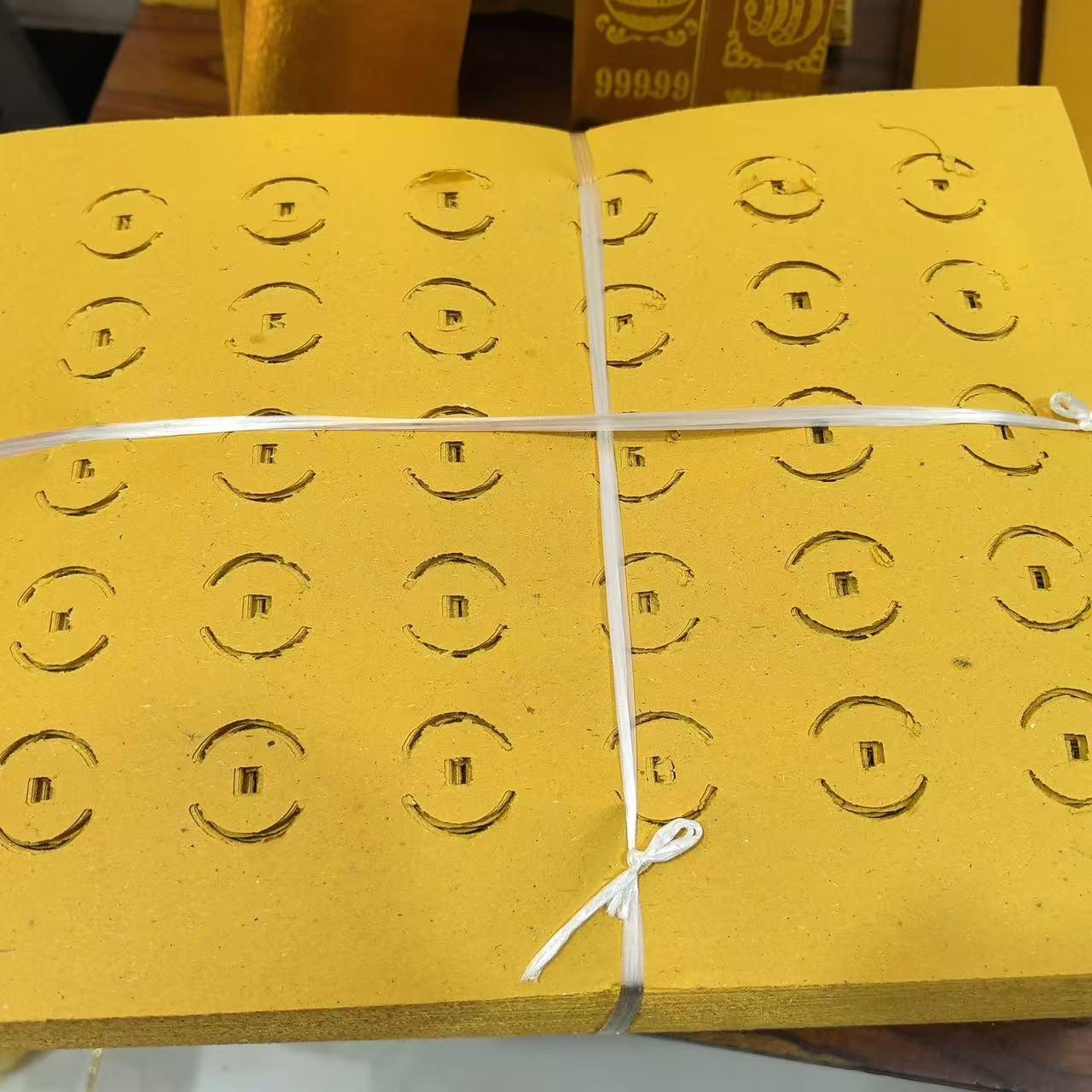 大捆打孔纸打眼黄色纸白色纸纸加厚手工毛边纸老式纸厂家批发