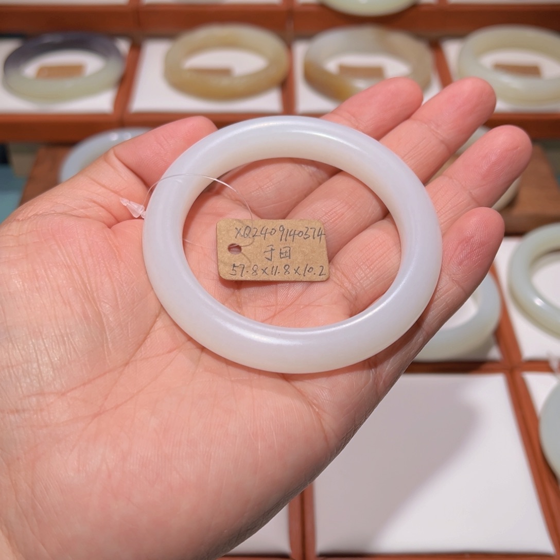 和田玉手镯未镶嵌