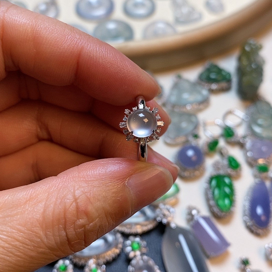 翡翠颈饰18K金镶嵌一****?蛋面戒指