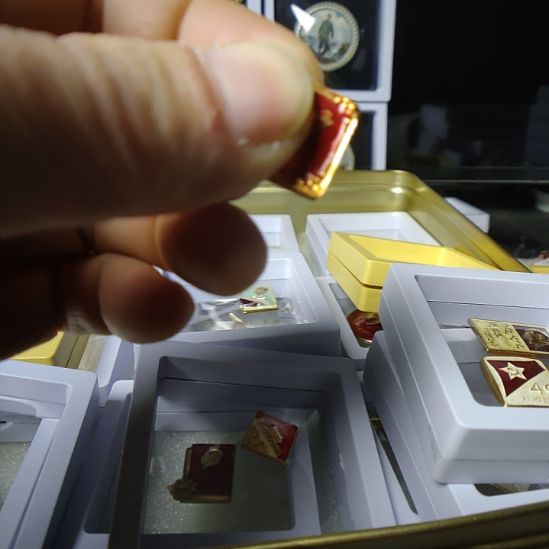 曲***子曲辫子老师爷爷金属像章