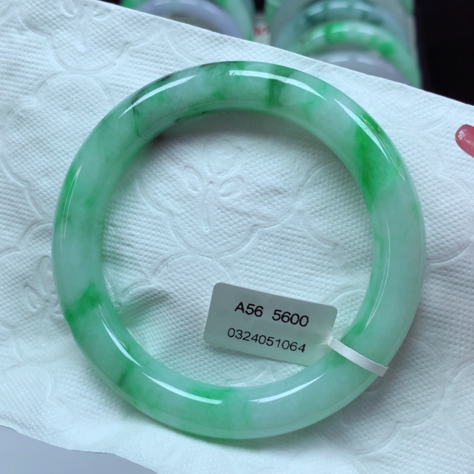 【闪购商品】翡翠手镯未镶嵌白底阳绿