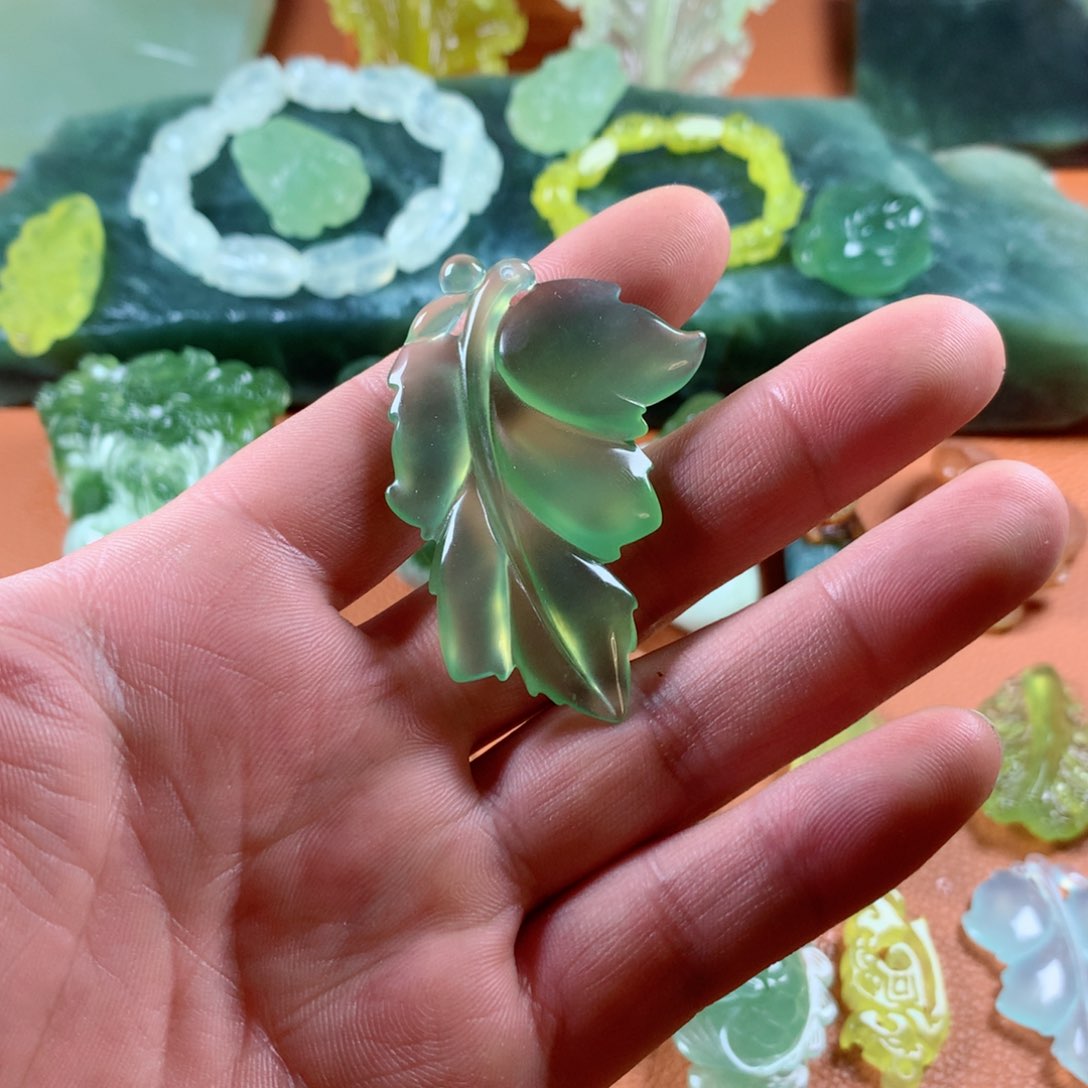 蛇纹石玉挂件未镶嵌