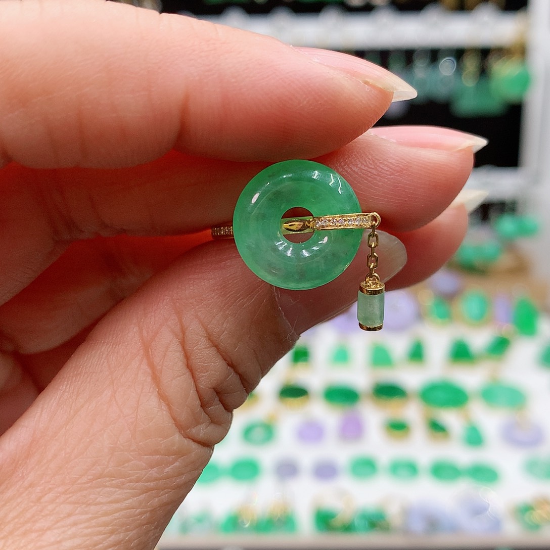 翡翠戒指18K金镶嵌的