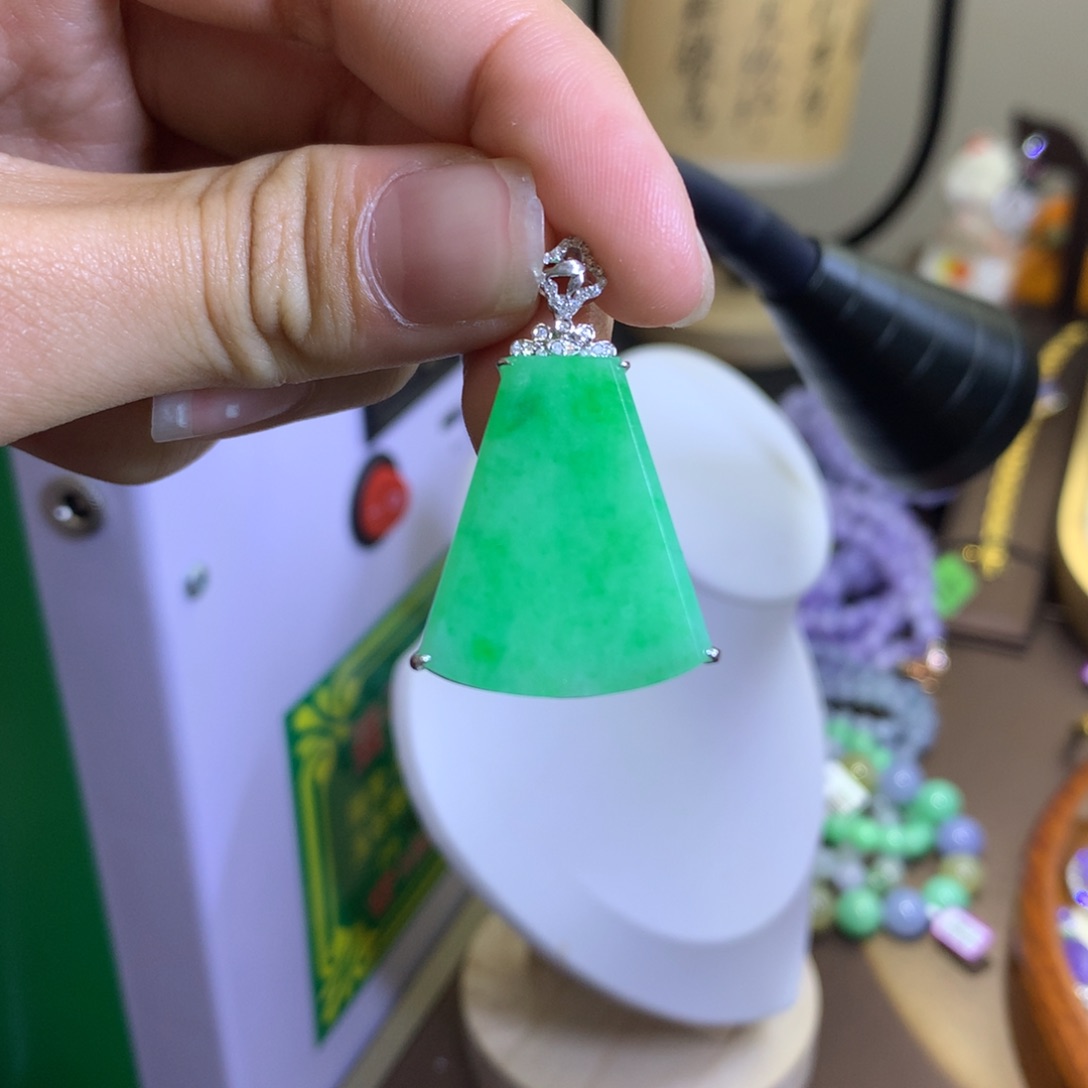 翡翠颈饰18K金镶嵌翡翠
