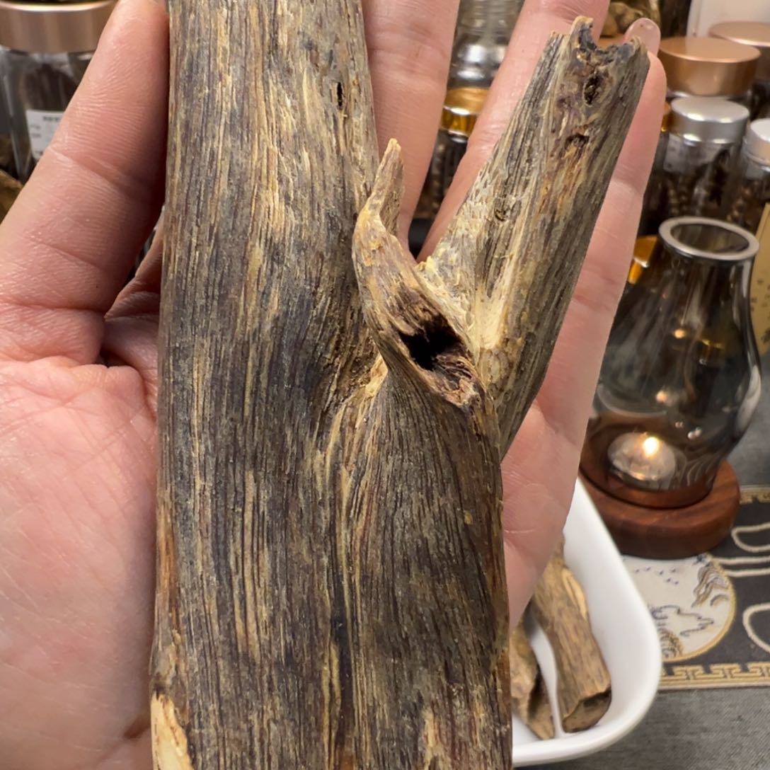 沉香手把件曾****）棋楠黄棋43克