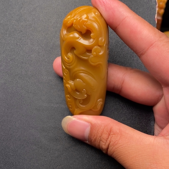 赵***兄石英质玉未镶嵌颈饰